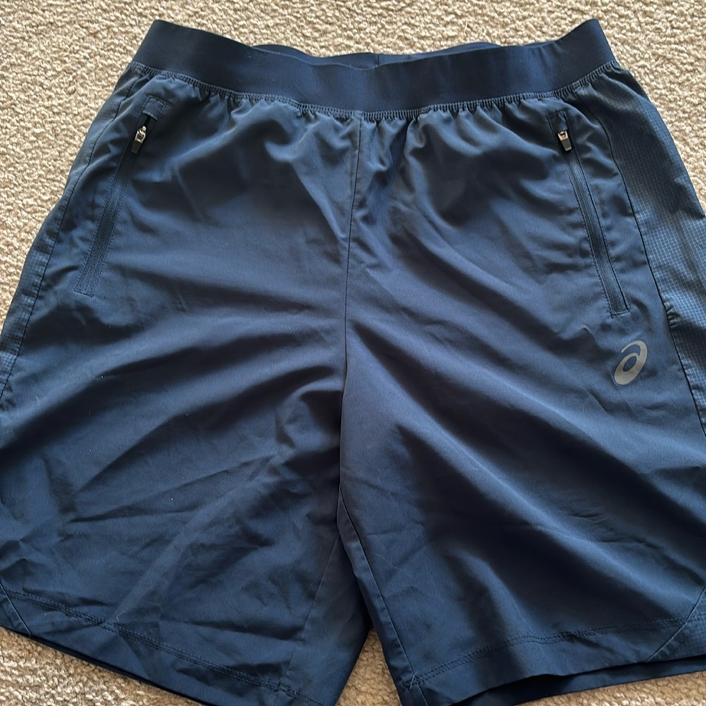 ASICS men’s running shorts with front zipper pockets
